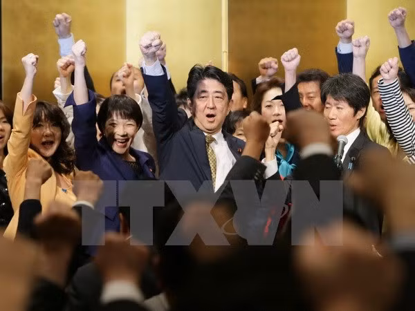 Thủ tướng Nhật Bản Shinzo Abe (giữa) và các nghị sỹ LDP thể hiện quyết tâm tranh cử Chủ tịch LDP ở Tokyo ngày 8/9. (Nguồn: AFP/TTXVN)