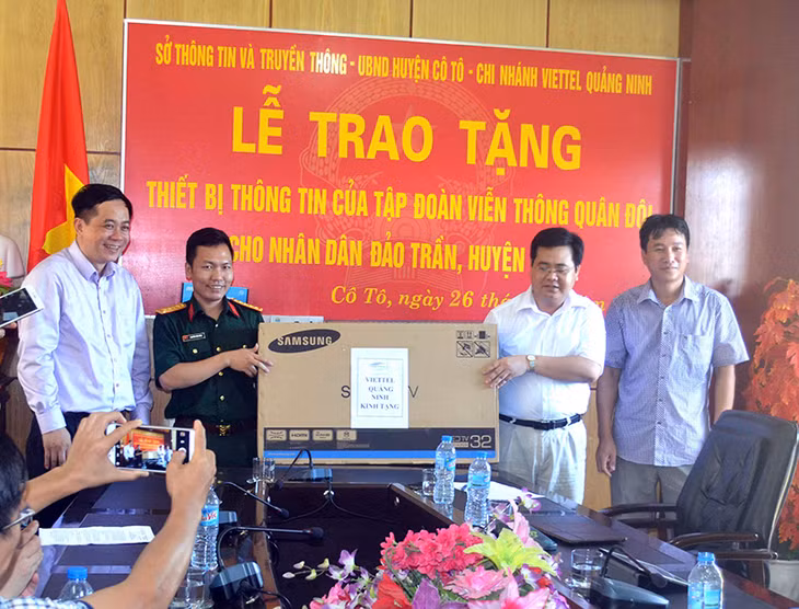 Lãnh đạo huyện Cô Tô nhận món quà tặng nhân dân đảo Trần.
