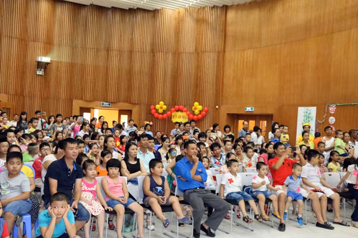 Đêm hội thu hút nhiều các cháu thiếu niên, nhi đồng đến xem.