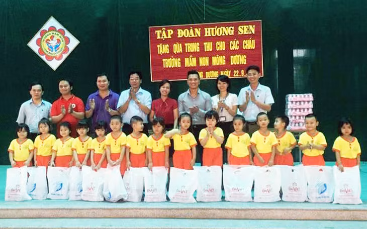 Tập đoàn Hương Sen phối hợp với Uỷ ban MTTQ tỉnh trao 800 suất quà Trung thu cho các em học sinh Trường Mầm non Mông Dương (TP Cẩm Phả).