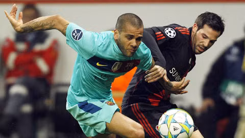 Alves (trái) và đồng đội khó tránh khỏi một kết quả bất lợi trước Leverkusen