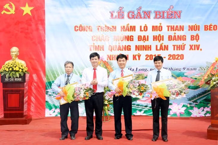 Đồng chí Lê Quang Tùng, Phó Chủ tịch UBND tỉnh trao Bằng khen của UBND tỉnh cho 2 tập thể và 1 cá nhân Công ty CP than Núi Béo đã có thành tích trong triển khai thi công dự án.