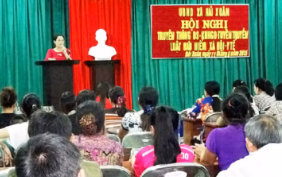 Một buổi truyền thông về Luật BHYT của xã Hải Xuân (Móng Cái).