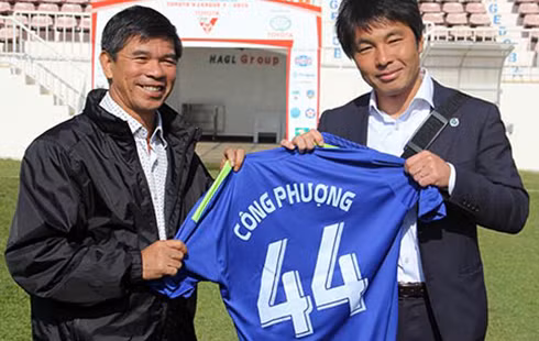 Đại diện CLB Mito Hollyhock từng đến sân Pleiku theo dõi Công Phượng thi đấu ở V-League 2015. Ảnh: Đông Huyền.