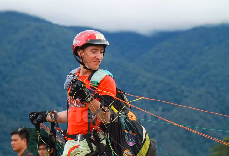 Sami, phi công đến từ Đức hào hứng chuẩn bị 'xuất phát.' (Ảnh: Xuân Mai/Vietnam+)
