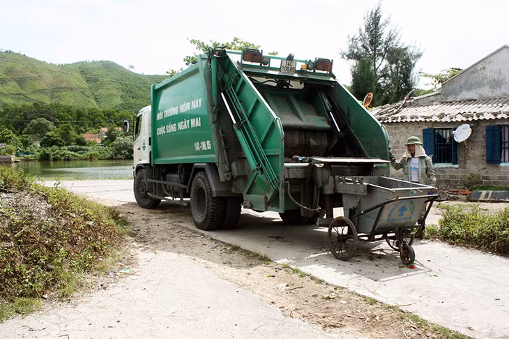 Nhiệm kỳ 2015-2020, công tác bảo vệ môi trường tiếp tục được các cấp uỷ Đảng, chính quyền TP Cẩm Phả đặc biệt quan tâm. Trong ảnh: Thu gom rác thải tập trung tại 3 xã Cẩm Hải, Dương Huy, Cộng Hoà. Ảnh: Hữu Việt