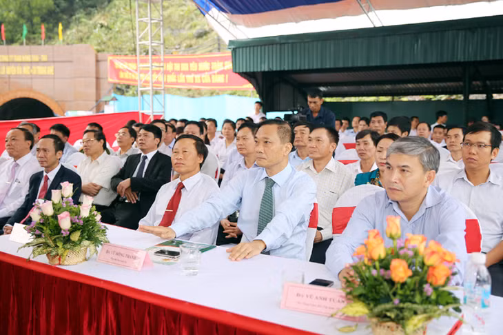 Đại biểu dự lễ khánh thành và gắn biển công trình.