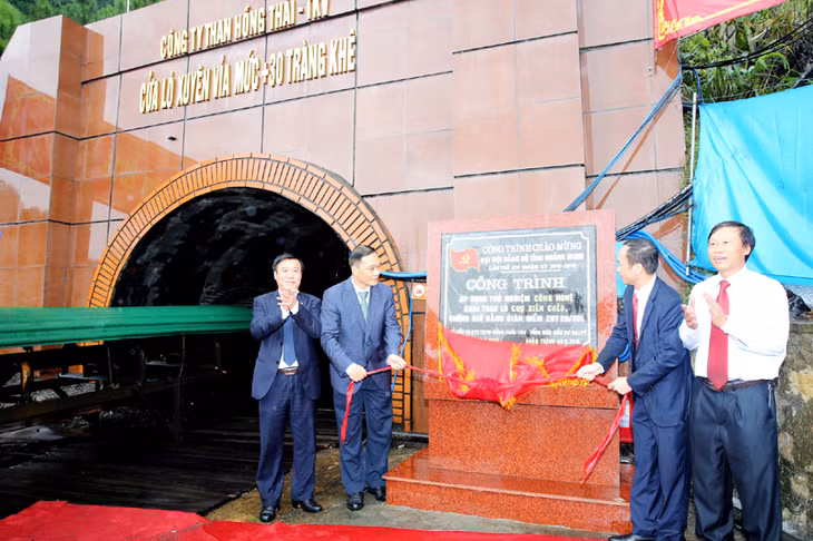 Các đồng chí lãnh đạo tỉnh, Tập đoàn TKV và công ty Than Hồng Thái gắn biển công trình chào mừng Đại hội Đảng bộ tỉnh lần thứ XIV.