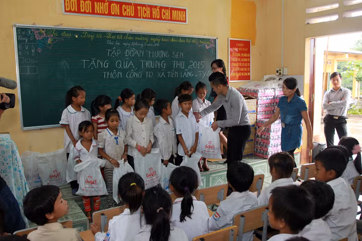 Trao quà trung thu cho học sinh Trường Mầm non Mông Dương (Cẩm Phả).
