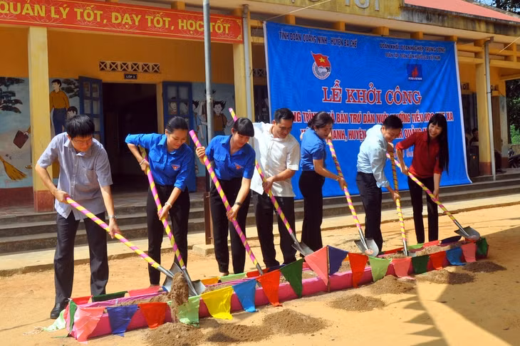 Các đại biểu động thổ khởi công công trình nhà bán trú cho học sinh điểm trường Khe Xa, trường Tiểu học Đạp Thanh.