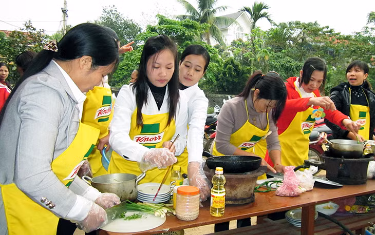 Lớp dạy nghề nấu ăn cho phụ nữ tại xã Hiệp Hoà (TX Quảng Yên) do Phòng LĐ-TB&XH TX Quảng Yên tổ chức.
