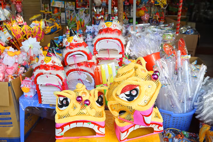 Đồ chơi Trung thu hàng Việt với màu sắc rực rỡ.