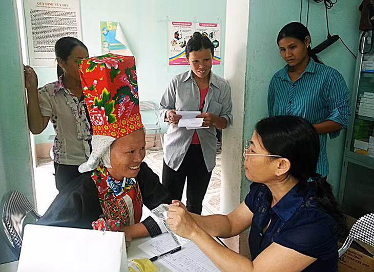 Cán bộ Trung tâm DS-KHHGĐ huyện Bình Liêu hướng dẫn chị em cách sử dụng gói dịch vụ chống viêm nhiễm đường sinh sản.