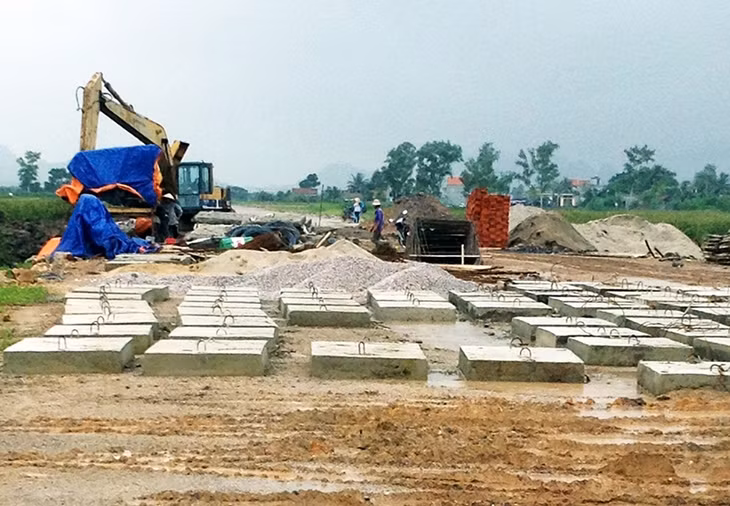 Đơn vị thi công đang hoàn thiện hệ thống cống thoát nước trong Dự án xây dựng đường Phú Thanh, phường Yên Thanh (giai đoạn 1).