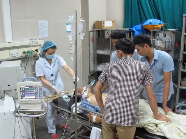 Bệnh nhân đang được điều trị tích cực tại Khoa Cấp cứu, Bệnh viện Đa khoa tỉnh Ninh Bình. (Ảnh: Đức Phương/TTXVN)