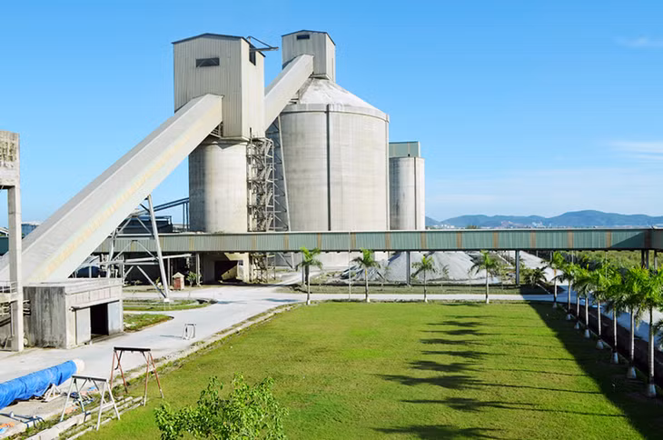 Một góc Công ty CP Xi măng Thăng Long, huyện Hoành Bồ.