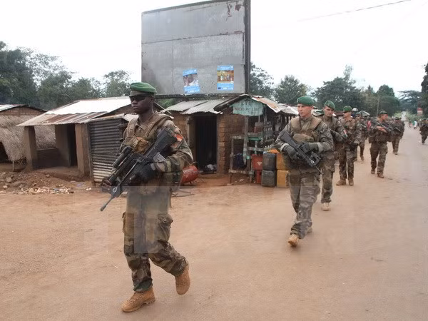  Binh sỹ Pháp tuần tra tại khu vực phía bắc Bangui ngày 25/9. (Ảnh: AFP/ TTXVN)