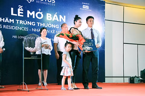 Chị Nguyễn Thị Thu Phương và Nguyễn Thị Hoàng Yến là hai khách hàng may mắn đã trúng xe ô tô Mazda 6 trong dịp này.