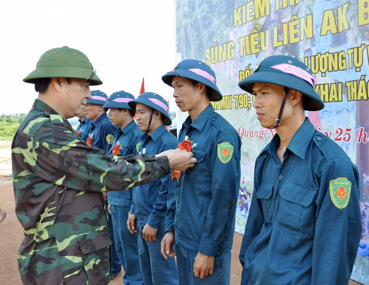 Đồng chí Đại tá Nguyễn Bảo Anh, Phó Tổng giám đốc Tổng Công ty trao hoa bắn giỏi cho các cán bộ, chiến sỹ bắn đạt giỏi.