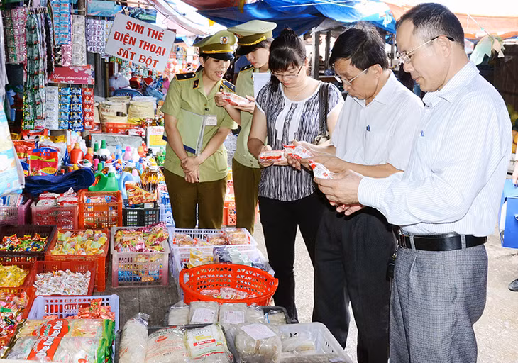 Đoàn liên ngành tỉnh kiểm tra công tác đảm bảo VSATTP của các cơ sở kinh doanh bánh trung thu tại chợ Trung tâm thị trấn Trới, huyện Hoành Bồ, tháng 9/2015.