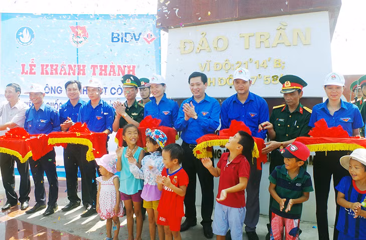 Đại biểu cắt băng khánh thành công trình cột cờ đảo Trần.