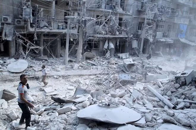 Cảnh đổ nát sau một vụ không kích ở Al-Shaar, Aleppo ngày 17/9. (Nguồn: Reuter/TTXVN)