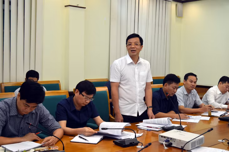 Chủ tịch UBND thị xã Quảng Yên báo cáo về tình hình rà soát các dự án giao đất, cho thuê đất trên địa bàn thị xã