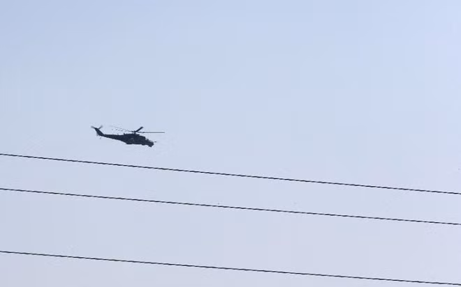 Một chiếc trực thăng Mi-35 Hind do Nga sản xuất bay trên bầu trời Latakia ở Syria hôm 24/9 (Nguồn: AFP)