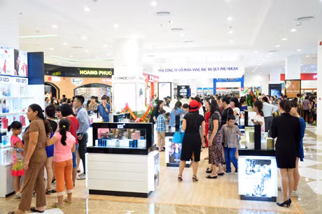 Khách hàng mua sắm tại trung tâm thương mại Vincom Hạ Long.