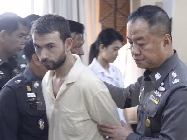 Cảnh sát áp giải nghi can Adem Karadag tới trụ sở Cục cảnh sát thành phố tại Bangkok ngày 4/9 vừa qua. (Ảnh: THX/TTXVN)