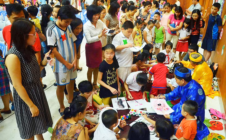 “Đêm hội trăng rằm” ở Bảo tàng Quảng Ninh đã thu hút đông đảo trẻ em và người lớn tham dự.