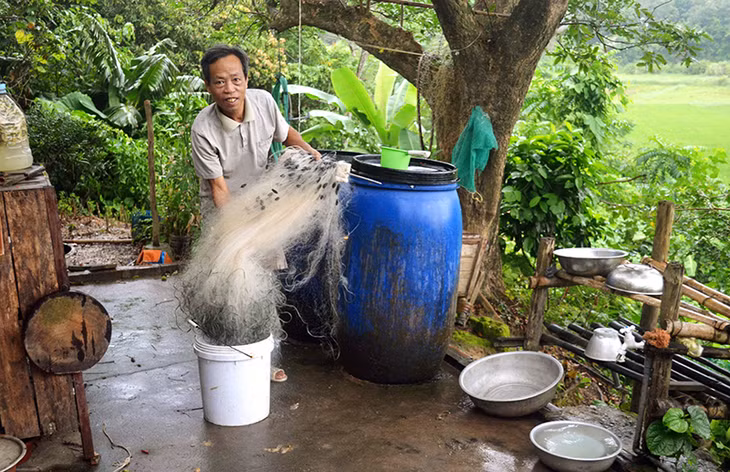 Sau khi được hỗ trợ lưới đánh cá, hộ ông Nguyễn Thái Thụy (thôn 1 xã Thanh Lân) đã thoát nghèo.