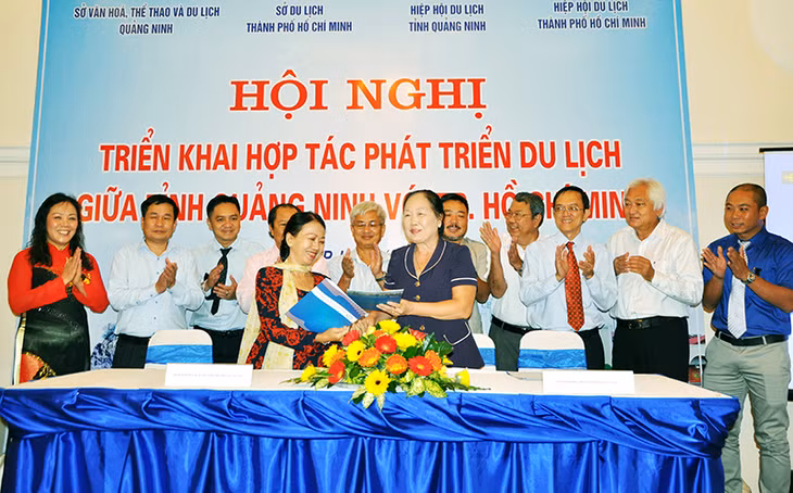 Bà Nguyễn Thị Khánh, Phó Chủ tịch Thường trực Hiệp hội du lịch TP Hồ Chí Minh ký kết Biên bản thoả thuận hợp tác du lịch với lãnh đạo Hiệp hội Du lịch tỉnh Quảng Ninh.