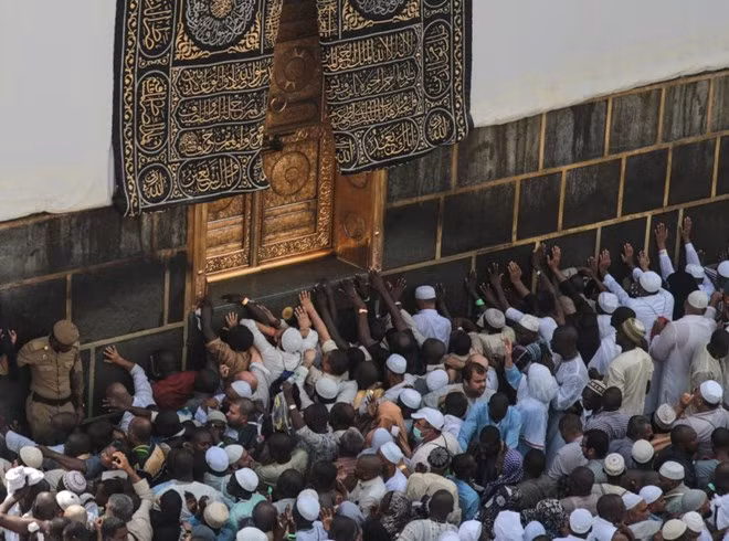 Người hành hương chạm tay vào Kaaba trong lễ hành hương Hajj về Thánh địa Mecca (Nguồn: AP)
