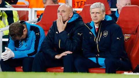 Wenger bất lực nhìn các học trò bị hạ ngay trên sân nhà