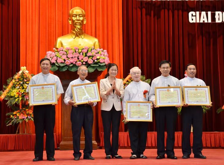 Các cá nhân nhận bằng khen của UBND tỉnh.