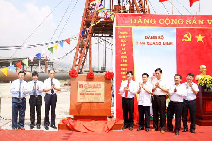 Lãnh đạo tỉnh Quảng Ninh, Tập đoàn TKV và Công ty CP Than Núi Béo gắn biển công trình chào mừng Đại hội Đảng bộ tỉnh lần thứ XIV.
