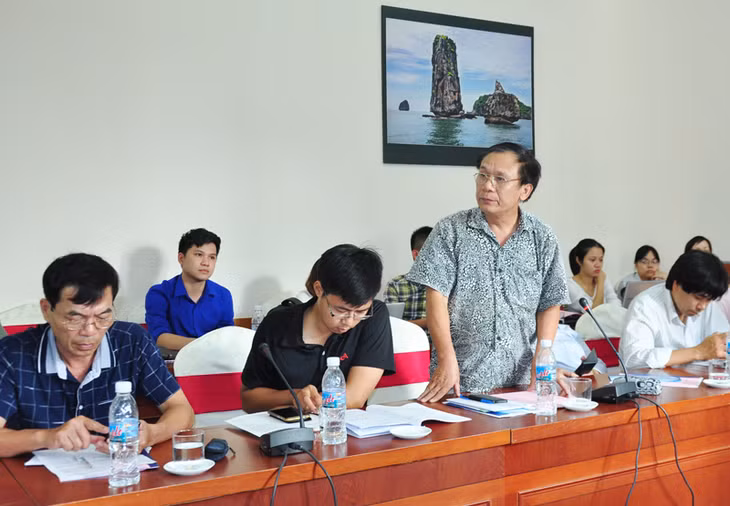Phóng viên đặt câu hỏi tại buổi họp báo.