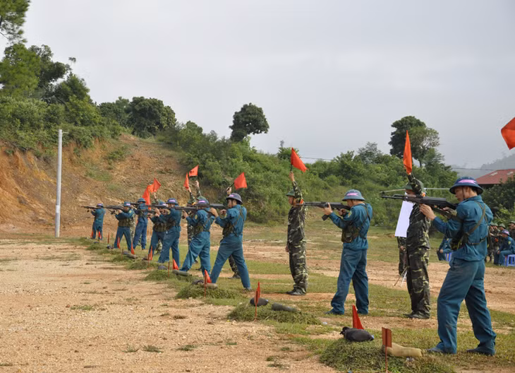 Các cán bộ, chiến sỹ Lực lượng tự vệ tại các đơn vị thực hành bắn đạn thật tại thao trường Lữ đoàn 242-Quân khu 3