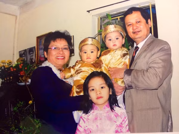 Nhạc sĩ An Thuyên và vợ bên cháu nội và ngoại. Ảnh: TL