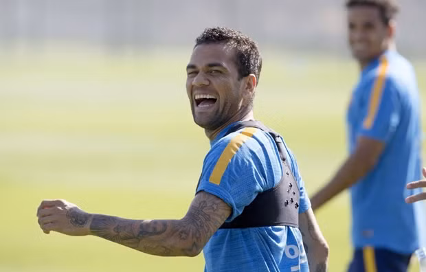 Chelsea trả 20 triệu euro mua Daniel Alves.