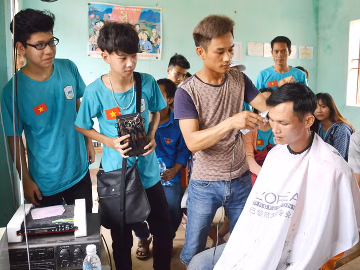 Đông đảo người dân các thôn ở huyện Đầm Hà được cắt tóc miễn phí.