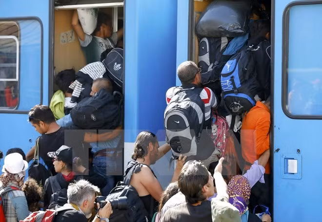 Người di cư chen lên tàu tại nhà ga ở Beli Manastir, Croatia ngày 18/9. (Ảnh: Reuters/TTXVN)