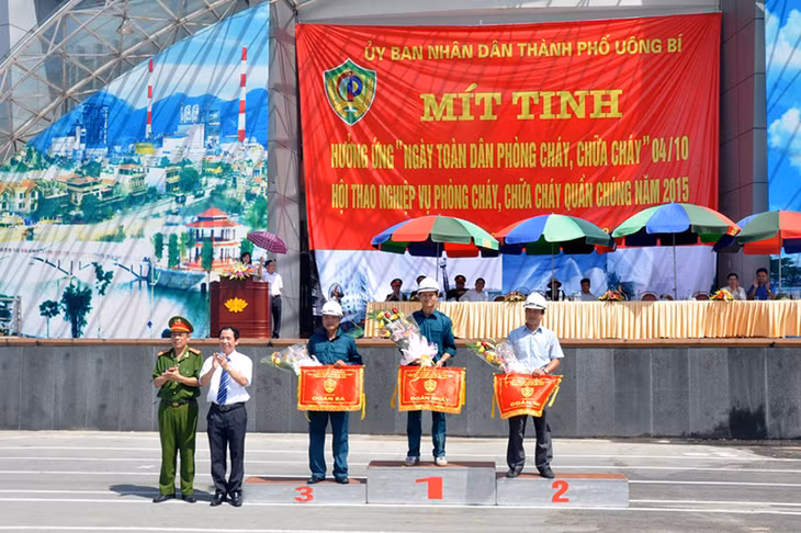 Lãnh đạo TP Uông Bí và Cảnh sát PCCC tỉnh trao giải nhất, nhì, ba toàn đoàn cho các đơn vị.