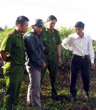 Nghi can Kiều Quốc Huy chỉ nơi miệng giếng chôn 2 nạn nhân. Ảnh: CTV