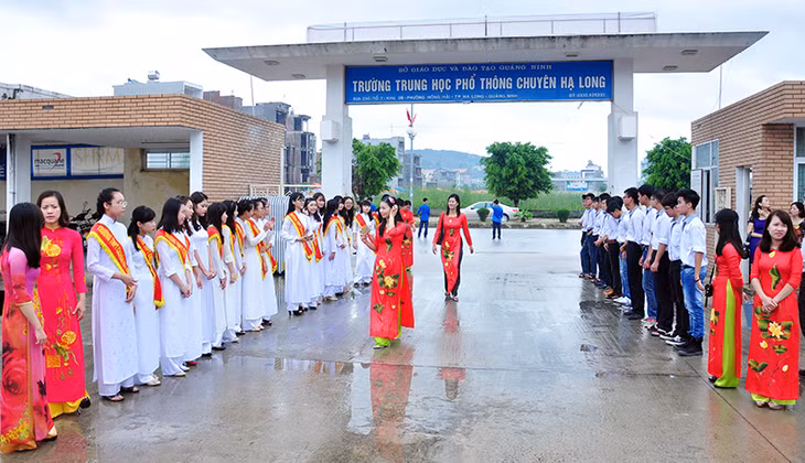 Khai giảng năm học mới ở Trường THPT chuyên Hạ Long. (Ảnh minh hoạ)