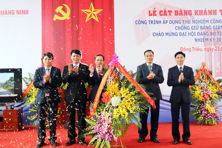 Đồng chí Vũ Hồng Thanh, Phó Bí thư Tỉnh ủy tặng hoa chúc mừng Công ty Than Hồng Thái.