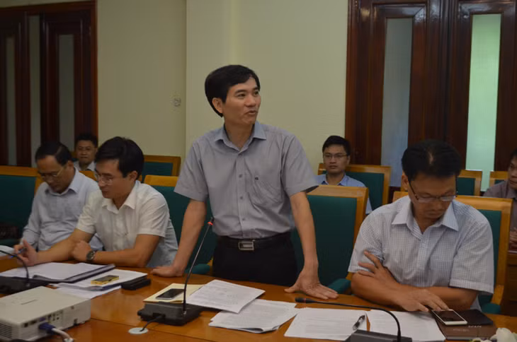Đồng chí Vũ Quyết Tiến, Chủ tịch UBND TP Cẩm Phả báo cáo về KCN phụ trợ ngành Than