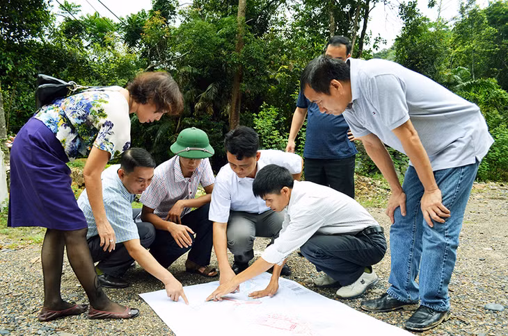 Các đơn vị chức năng TP Uông Bí kiểm tra thực địa để tháo gỡ khó khăn về mặt bằng cho dự án Trường quay phim cổ trang Yên Tử.