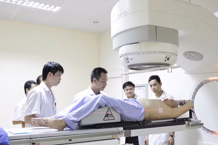 Các bác sĩ Bệnh viện Việt Nam-Thụy Điển Uông Bí thực hiện các bước xạ trị cho bệnh nhân. Ảnh: THU GIANG (Bệnh viện Việt Nam-Thụy Điển Uông Bí)